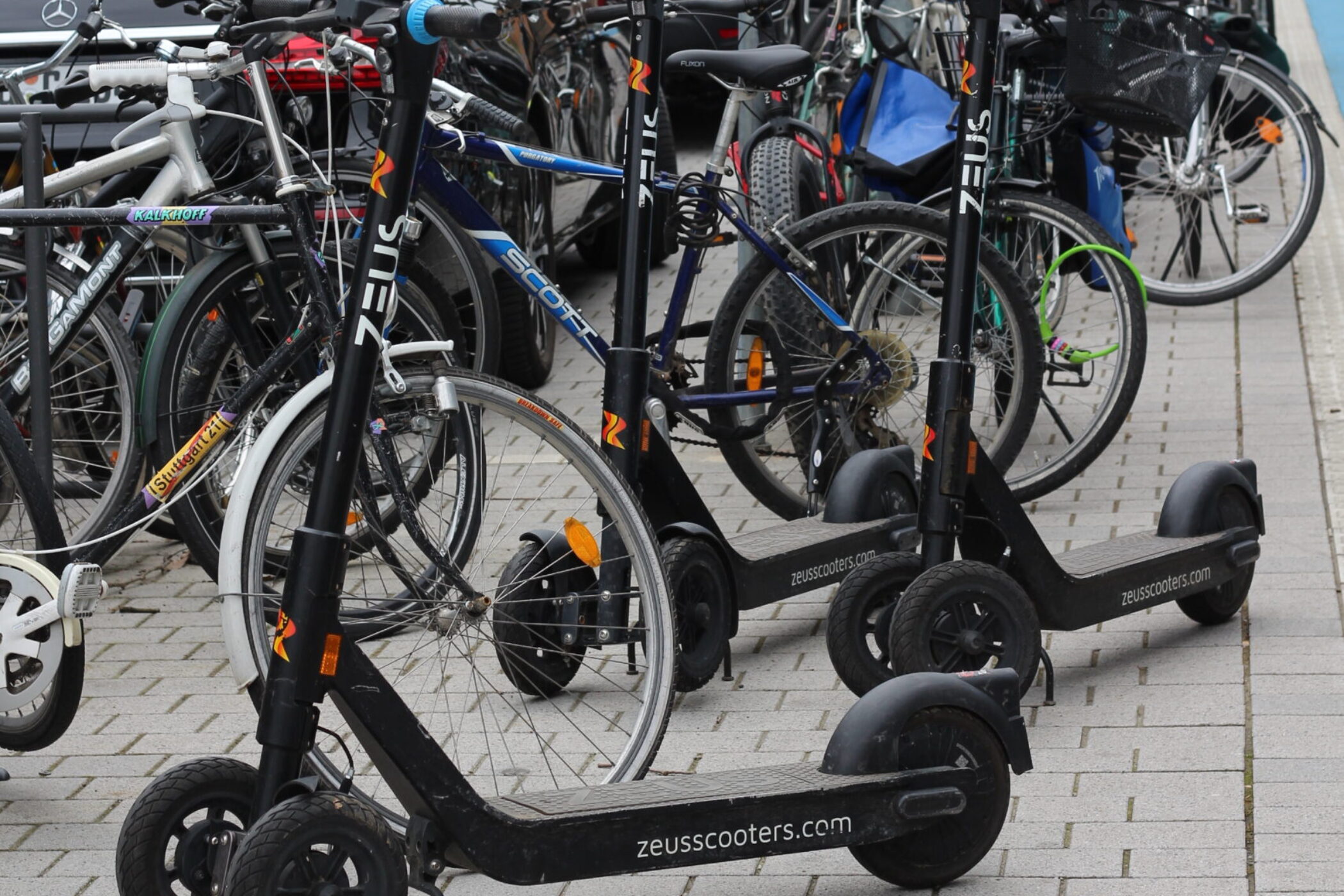 E-Scooter wurden neben Fahrrädern in Tübingen in der Nähe des Hauptbahnhofs abgestellt