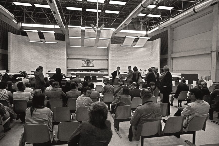 Blick in den Zuschauerraum des Gerichtssaals vor Prozessbeginn. Am 21. Mai 1975 begann in der Mehrzweckhalle in Stuttgart-Stammheim der Prozess gegen die Terroristen Andreas Baader, Ulrike Meinhof, Gudrun Ensslin und Jan-Carl Raspe, den sogenannten harten Kern der Roten Armee Fraktion.