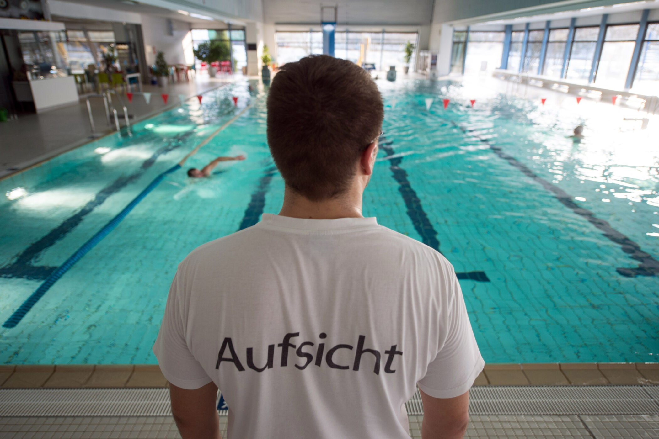 Bademeister vor Schwimmbecken