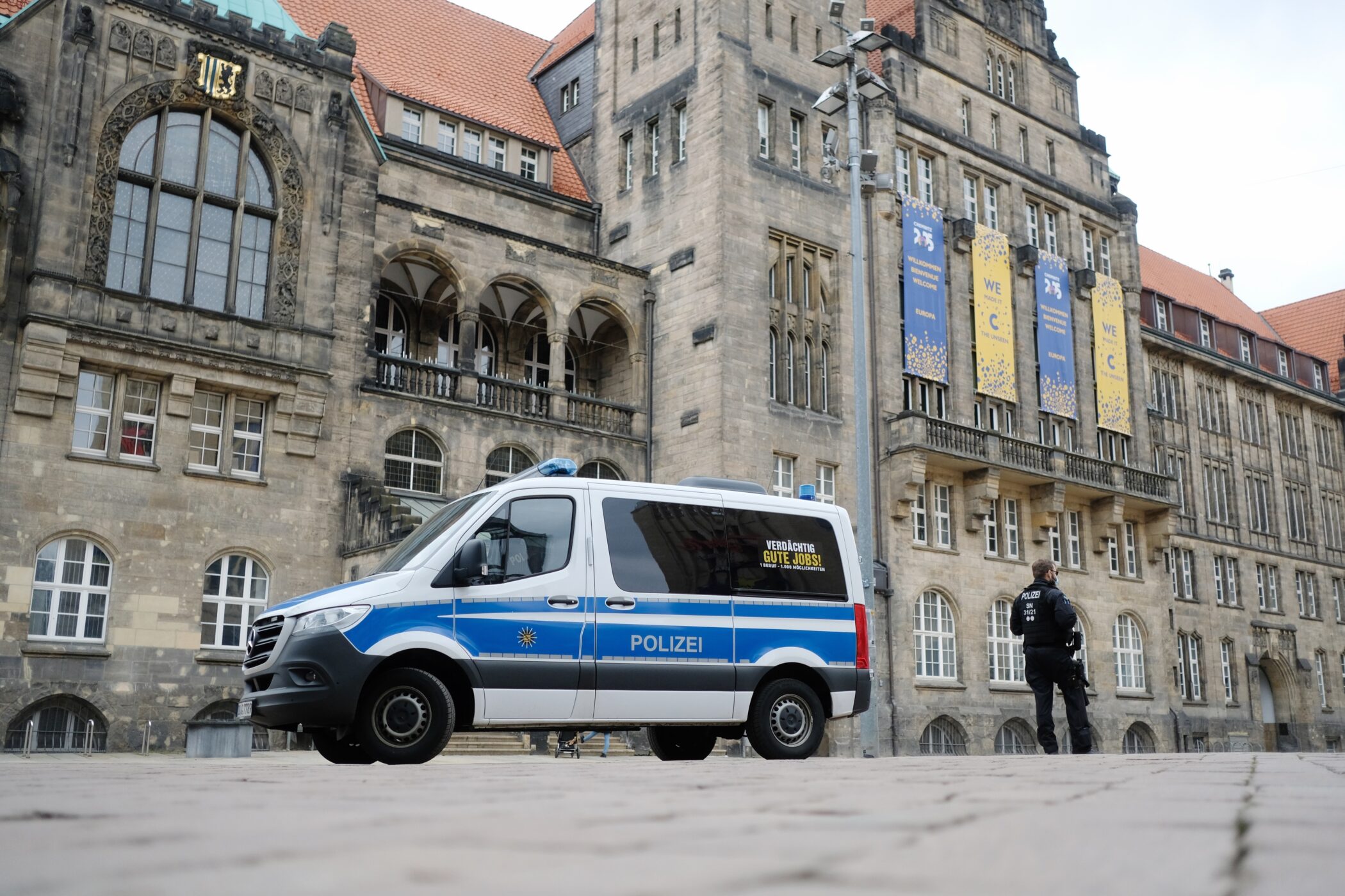 Polizeiauto vor dem Chemnitzer Rathaus