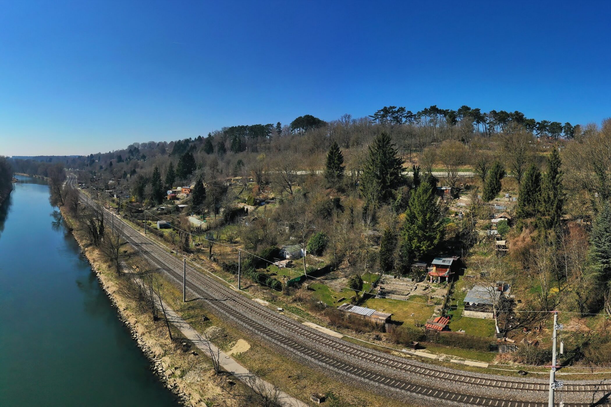 Die Iller mündet hier an der Illerspitze bei Neu-Ulm in die Donau