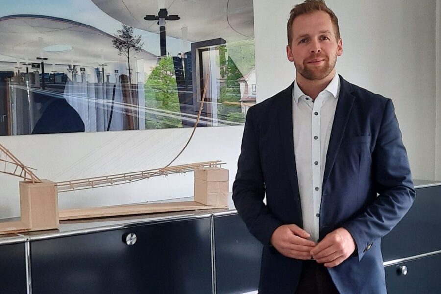 Florian Jentsch vor Schülerprojekt