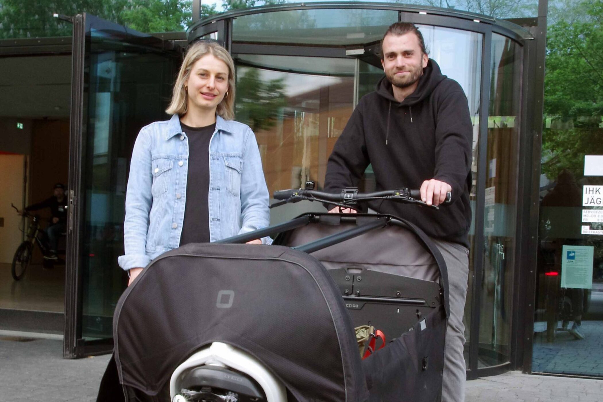 Die Raumausstatter Laura Mercy und Louis Michel mit einem Lastenrad