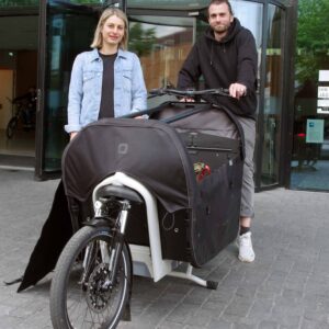 Die Raumausstatter Laura Mercy und Louis Michel mit einem Lastenrad