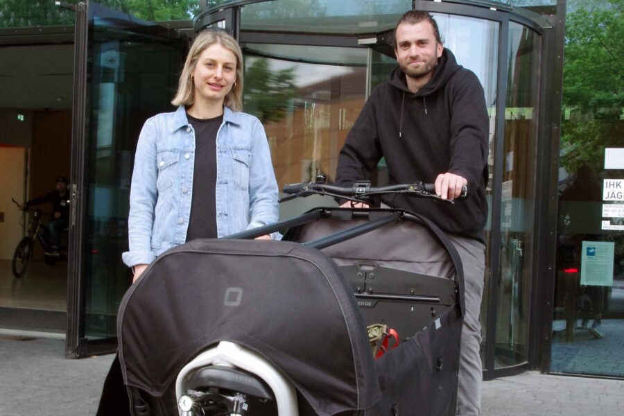 Die Raumausstatter Laura Mercy und Louis Michel mit einem Lastenrad