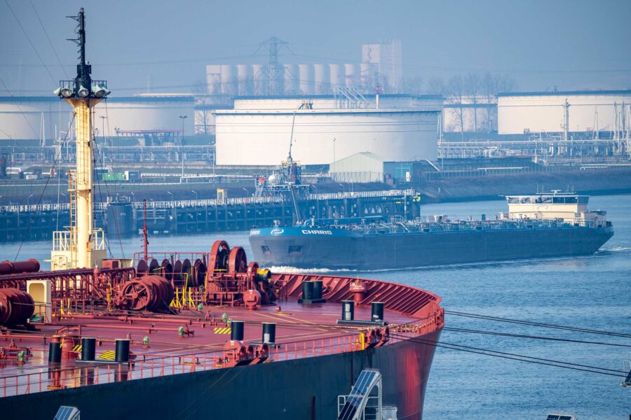 Tankschiff im Rotterdamer Hafen