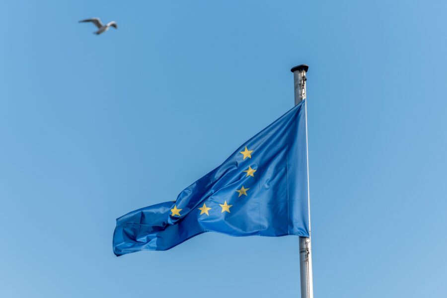 EU-Flagge weht im Wind