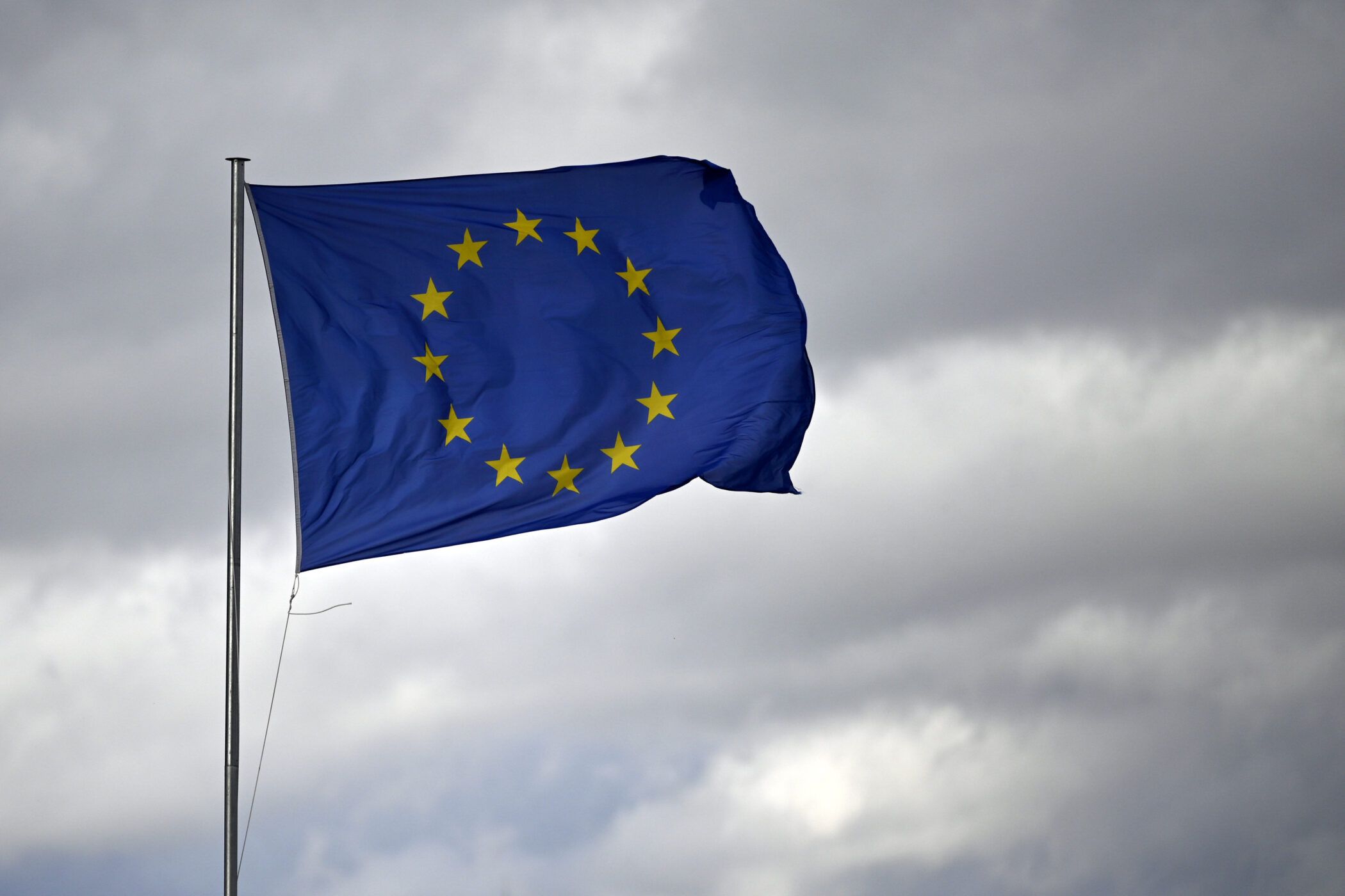 EU-Flagge weht im Wind