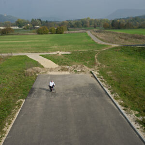 Ein Radfahrer fährt in Süßen (Baden-Württemberg) auf einem Zufahrts-Straßenabschnitt, der in einer Wiese endet.