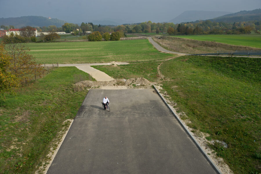 Ein Radfahrer fährt in Süßen (Baden-Württemberg) auf einem Zufahrts-Straßenabschnitt, der in einer Wiese endet.