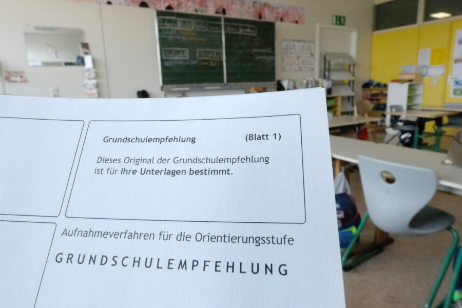 Das Formular einer Grundschulempfehlung wird am 05.04.2017 in einem Klassenzimmer einer Grundschule in Stuttgart (Baden-Württemberg) gehalten