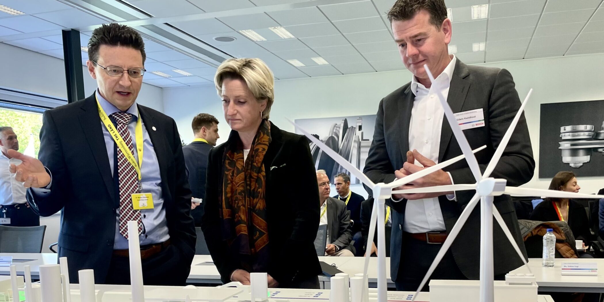 Markus Ohnmacht von Bosch erklärt Nicole Hoffmeister-Kraut, wie Gebäude und Industrie mit Wasserstoff versorgt werden können.