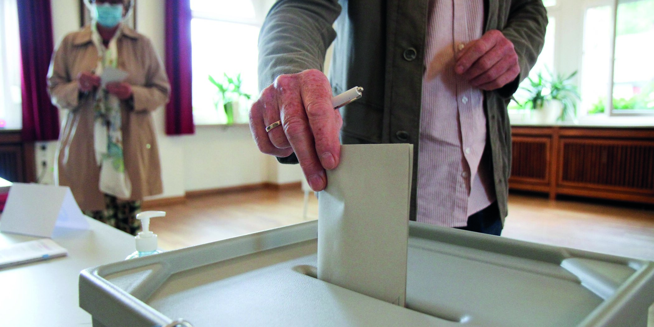 Wähler bei der Stimmabgabe im Wahlbüro