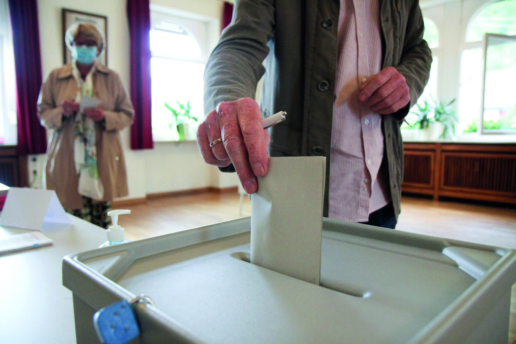 Wähler bei der Stimmabgabe im Wahlbüro