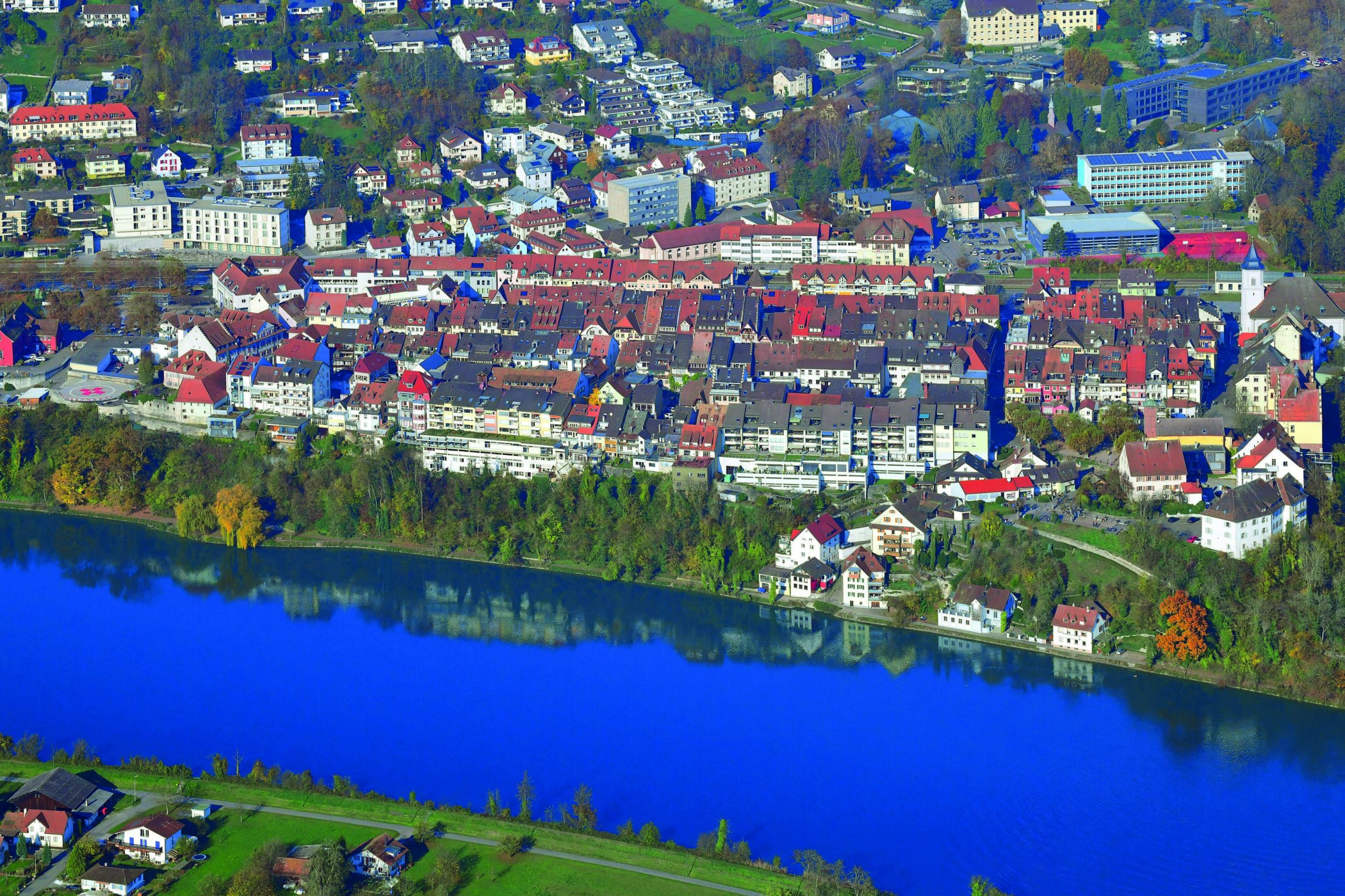Am Rhein gelgegener Altstadtbereich und Innenstadtzentrum vom Stadtteil Waldshut in Waldshut-Tiengen