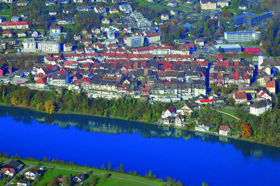 Am Rhein gelgegener Altstadtbereich und Innenstadtzentrum vom Stadtteil Waldshut in Waldshut-Tiengen