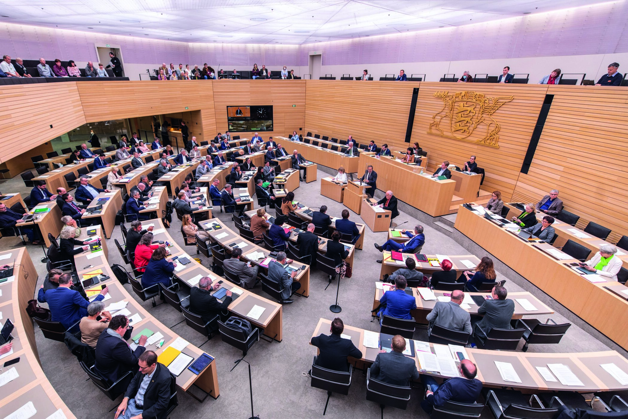 Abgeordnete sitzen bei einer Sitzung des Landtags von Baden-Württemberg im Plenarsaal auf ihren Plätzen.