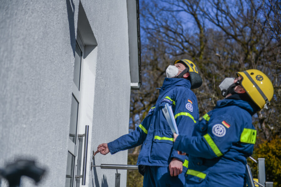 Zwei Feuerwehrmänner in Uniform