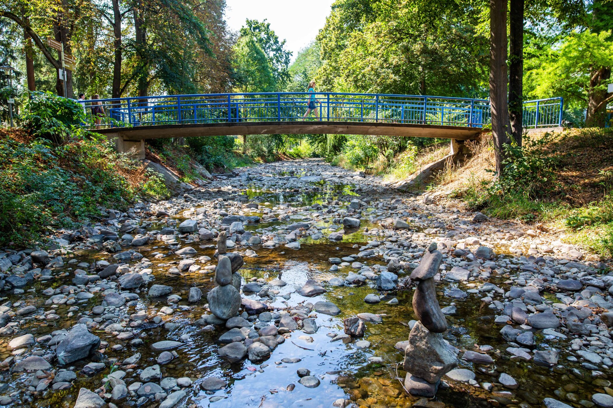 Der Fluss Neumagen führt auf Höhe des Kurparks in Bad Krozingen nur noch sehr wenig Wasser