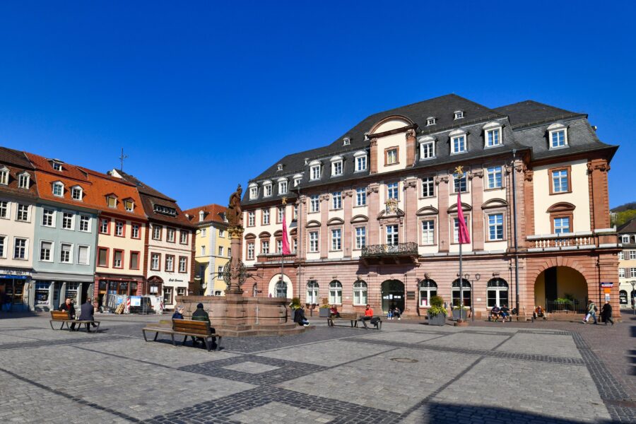 Marktplatz mit historischem Rathaus