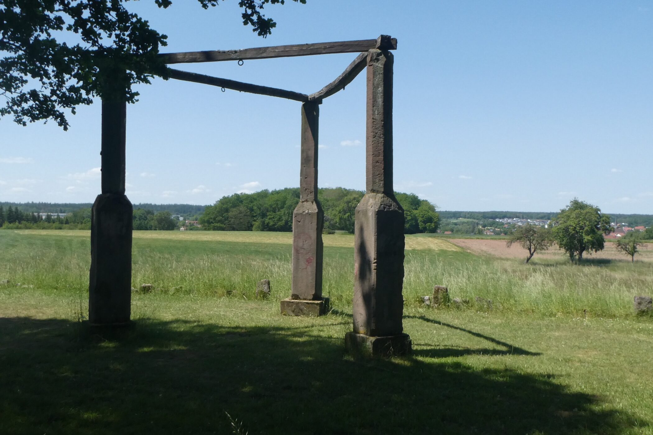 Der Galgen bei Mudau im Neckar-Odenwald-Kreis steht am höchsten Punkt des Bereichs einer alten Straßenkreuzung und wurde im Jahr 1987 durch die Gemeinde restauriert.