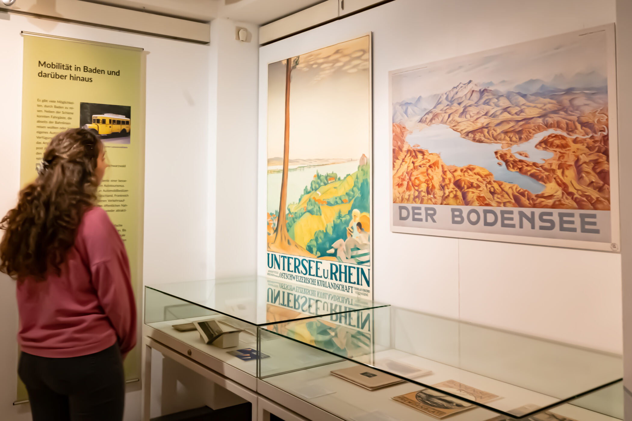 Bildmotive auf Werbeplakaten zeigen, wie der Kulturraum Schwarzwald in den vergangenen 150 Jahren sowohl beworben als auch geprägt wurde.