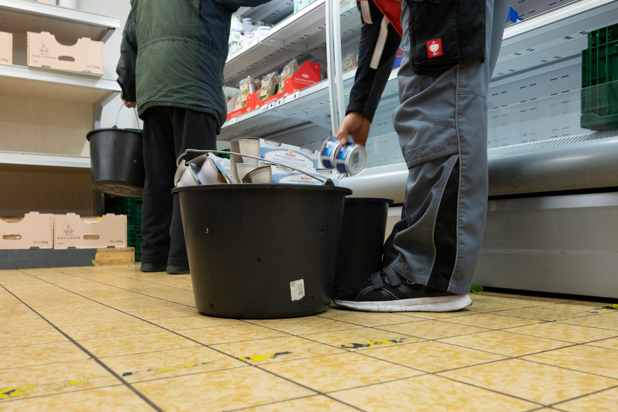 Zwei Männer kaufen in einem Tafelladen in Stuttgart Lebensmittel. Weil die Versorgung der Tafeln für Bedürftige in Baden-Württemberg mit Lebensmitteln immer schwieriger wird, sieht der Dachverband der Sozialorganisation äußert problematische Zeiten auf sich zukommen. (zu dpa «Tafelverband: Probleme mit Lebensmittelrettung nehmen zu».)