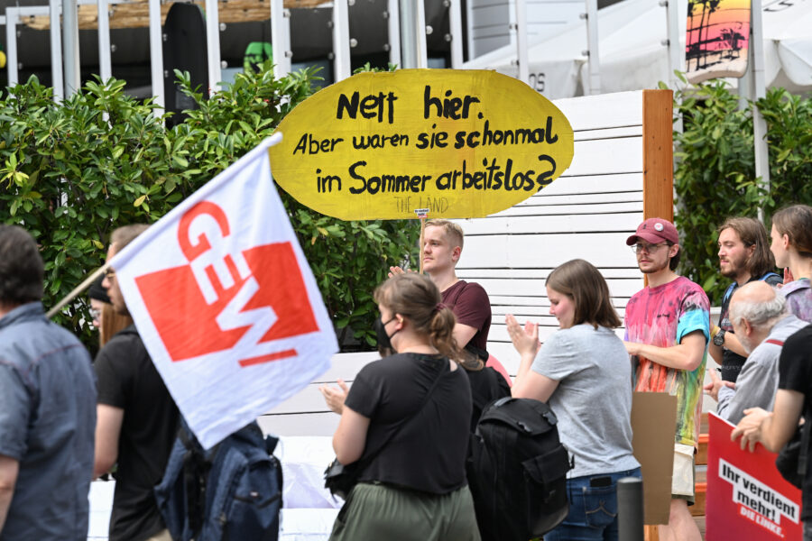 Mitglieder der Grünen Jugend und der Gewerkschaft GEW demonstrieren vor dem Kultusministerium gegen die Praxis befristet angestellte Lehrerinnen und Lehrer vor den Sommerferien zu entlassen und sie im neuen Schuljahr wieder einzustellen.