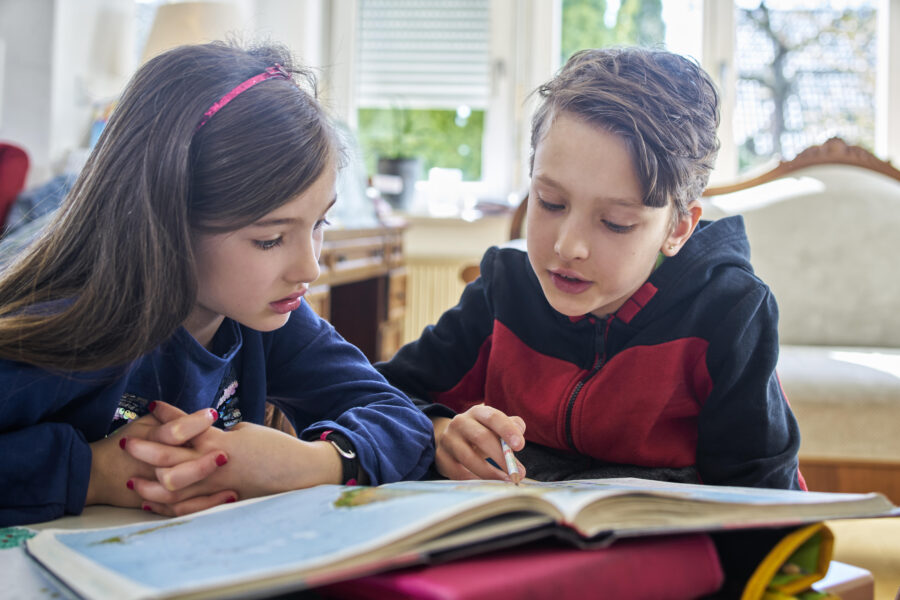 Kinder lernen in der Schule