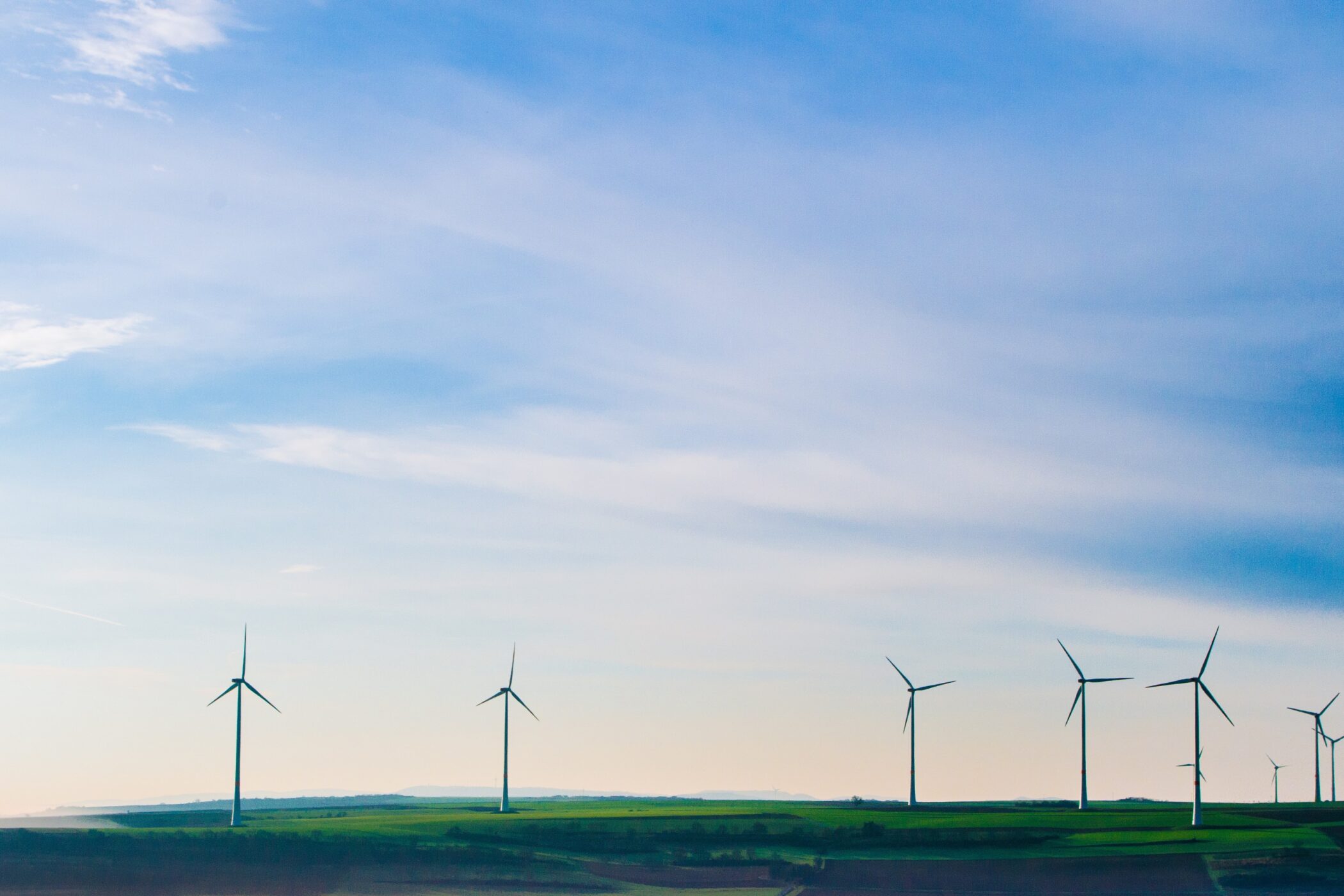 Windkraftanlage mit Windrädern auf einer Wiese