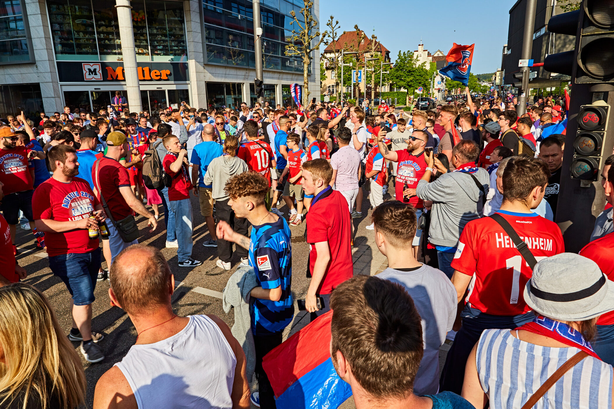 Fans feiern den Aufstieg des 1. FC Heidenheim in die Erste Fußball-Bundesliga.