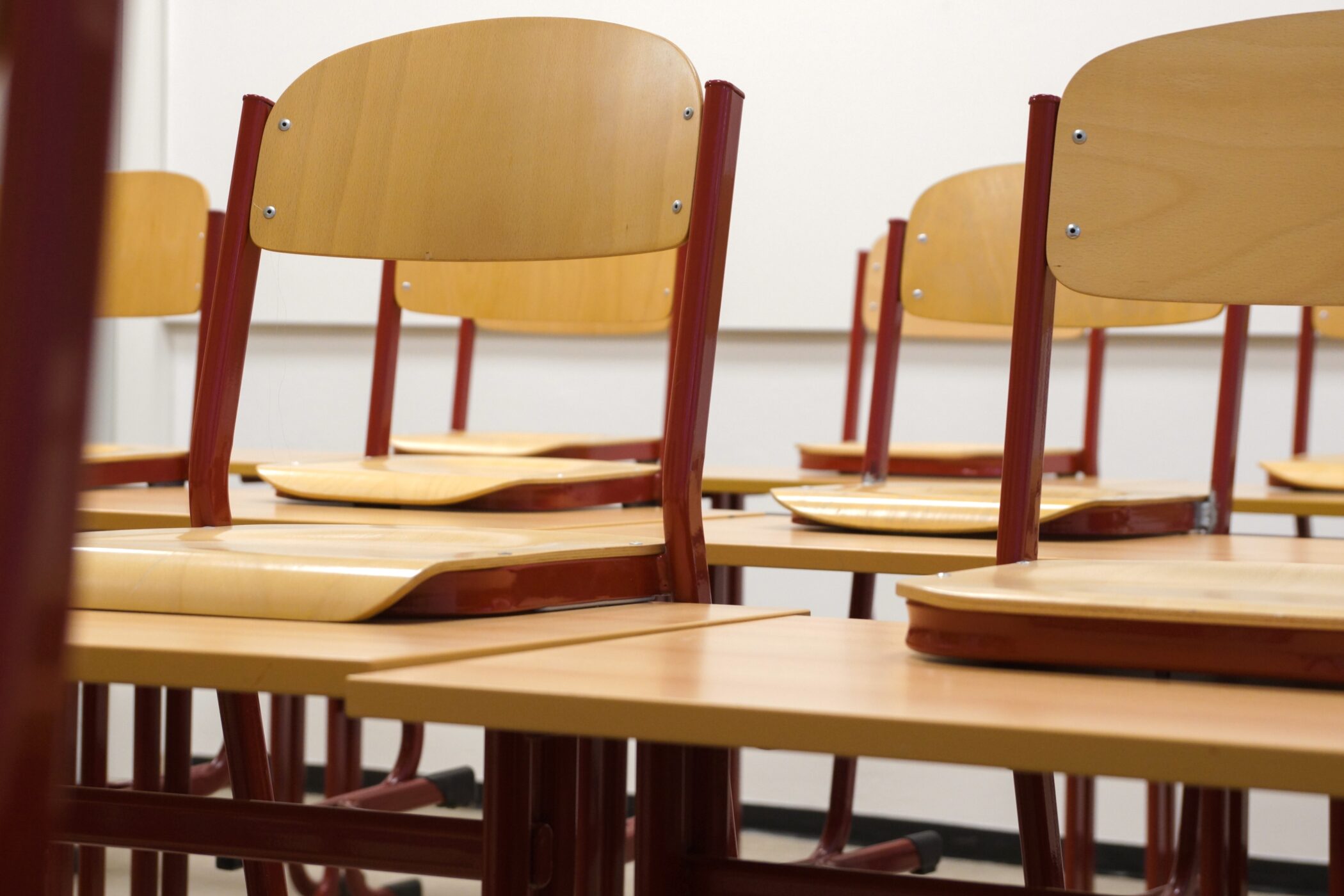 Leere Stühle im Klassenzimmer