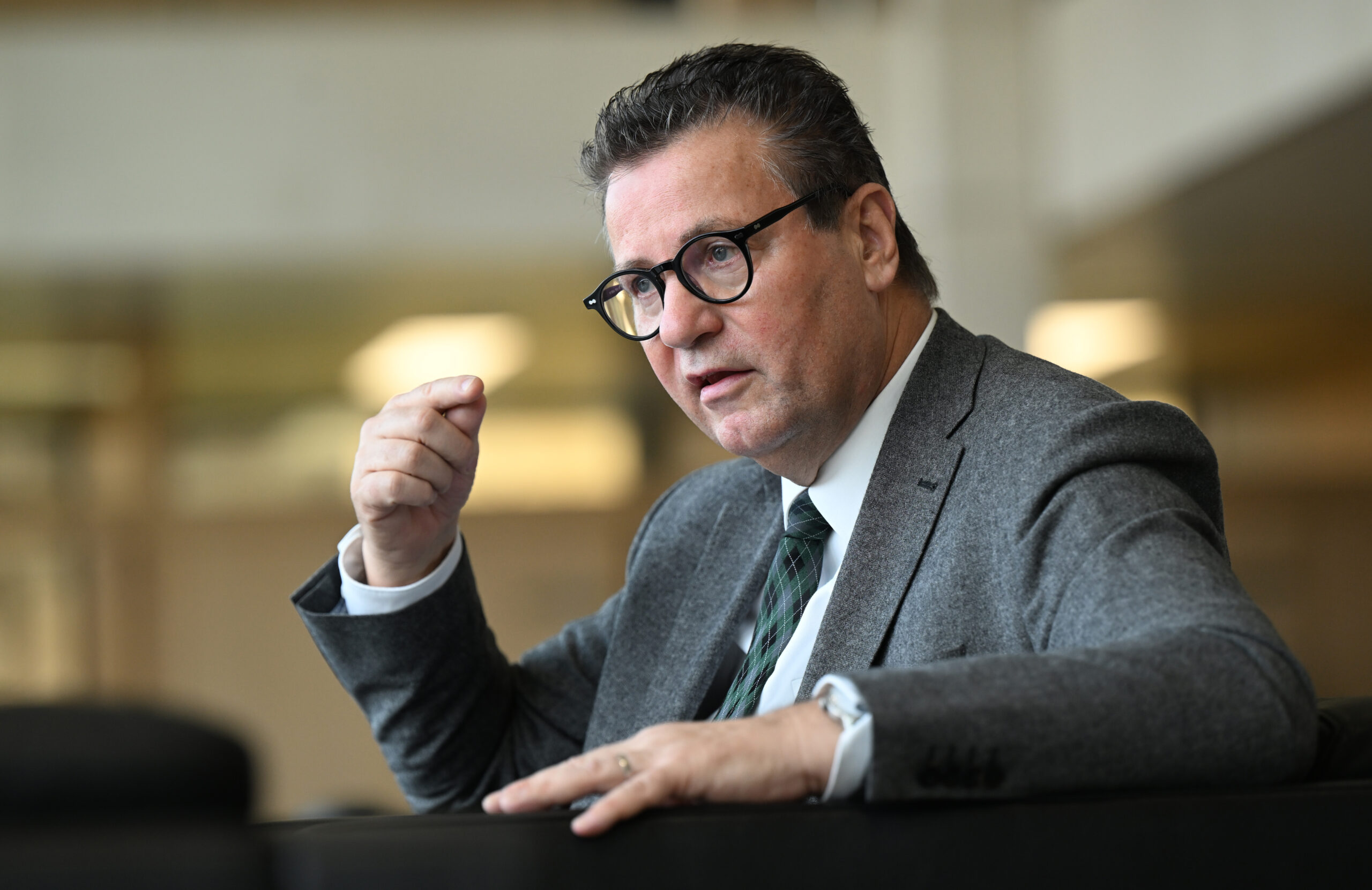 Interview Peter Hauk „Wir brauchen ein Wolfsmanagement