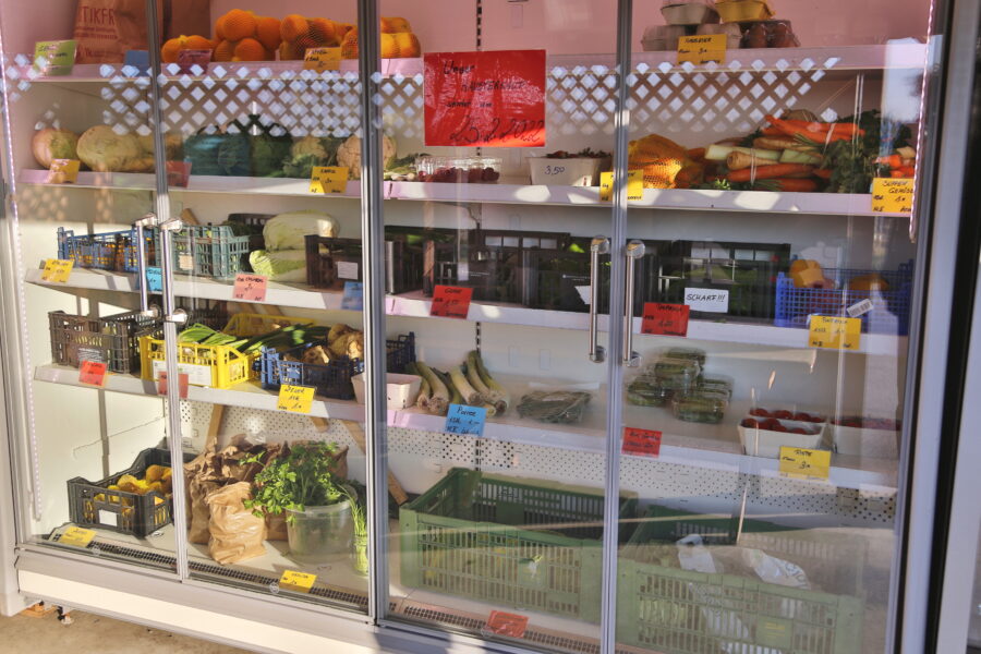 Regal in Selbstversorger-Supermarkt mit Obst und Gemüse zur Selbstbedienung