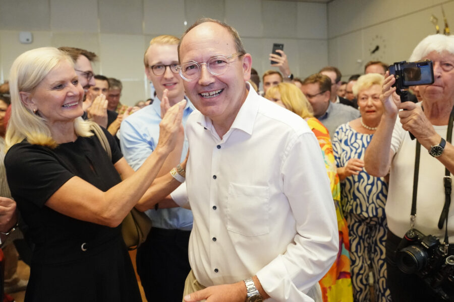 Christian Specht (M, CDU) nimmt im Ratssaal bei der Neuwahl zum Oberbürgermeister der Stadt Mannheim Glückwünsche entgegen. In einem knappen Kopf-an-Kopf-Rennen hat CDU-Politiker Specht die Oberbürgermeisterwahl in Mannheim gewonnen.