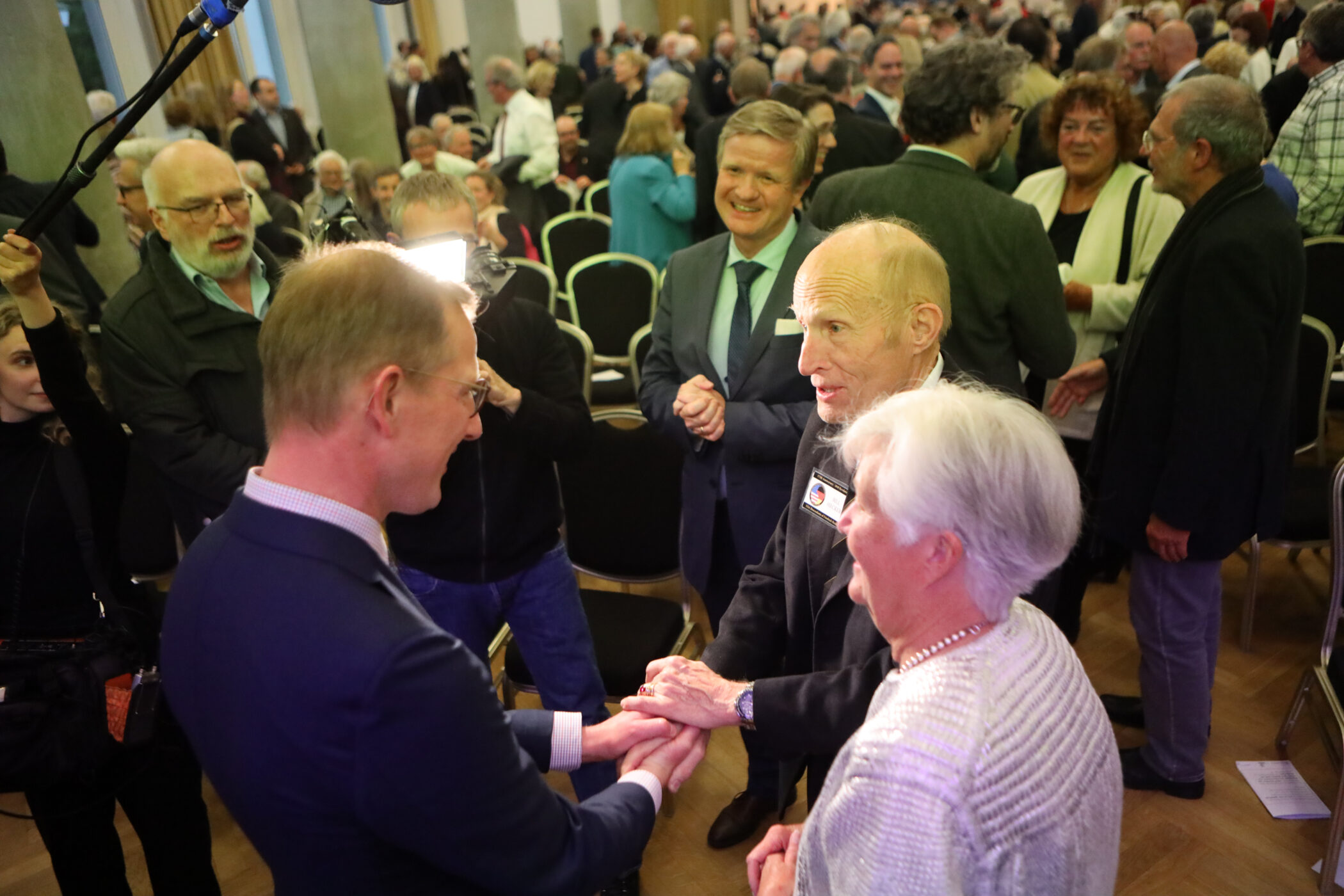 Bei der Konstanzer Ausstellungseröffnung reichten sich die Ur-Ur-Ur-Ur-Enkel der Protagonisten der Badischen Revolution, Prinz Bernhard von Baden (links) und Bill Hecker, die Hand.