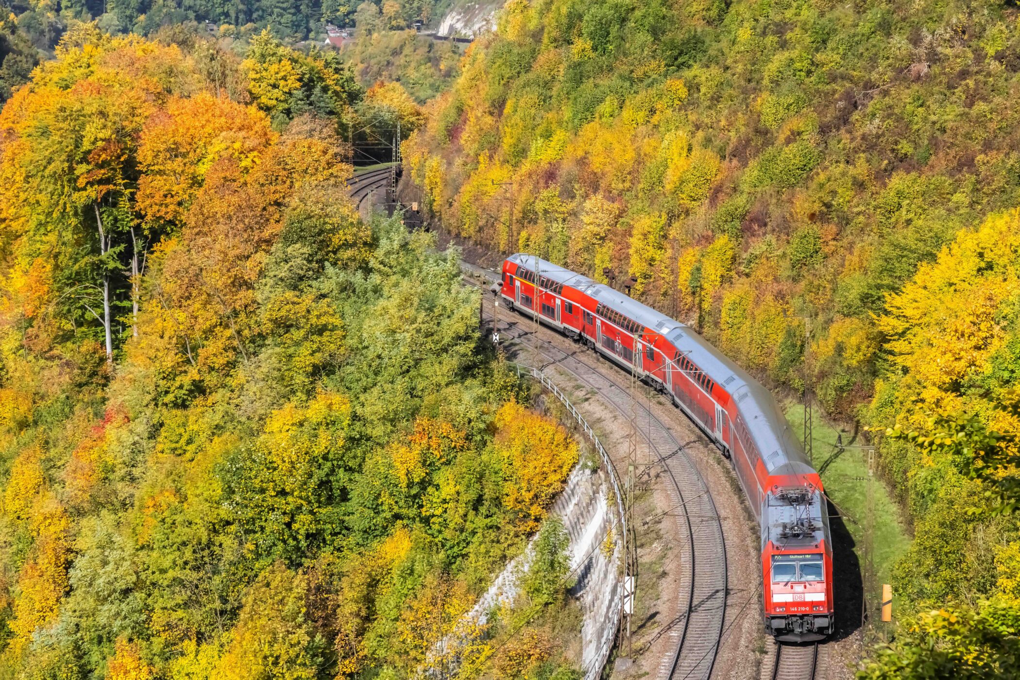 Ein Regionalzug überwindet dir kurvenreiche Geislinger Steige und damit einen Höhenunterschied von über 100 Metern.