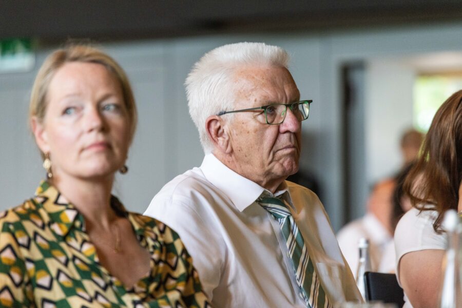 Umweltministerin Thekla Walker und Ministerpräsident Winfried Kretschmann sitzen während einer Rede von Krkoutli, Landessprecherin der Grünen Jugend auf der Landesdelegiertenkonferenz der Grünen zur Europawahl in der Stadthalle von Kehl im Plenum.