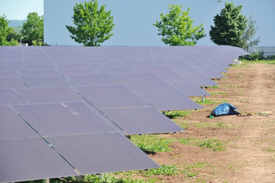 Baustelle einer großen Solaranlage.