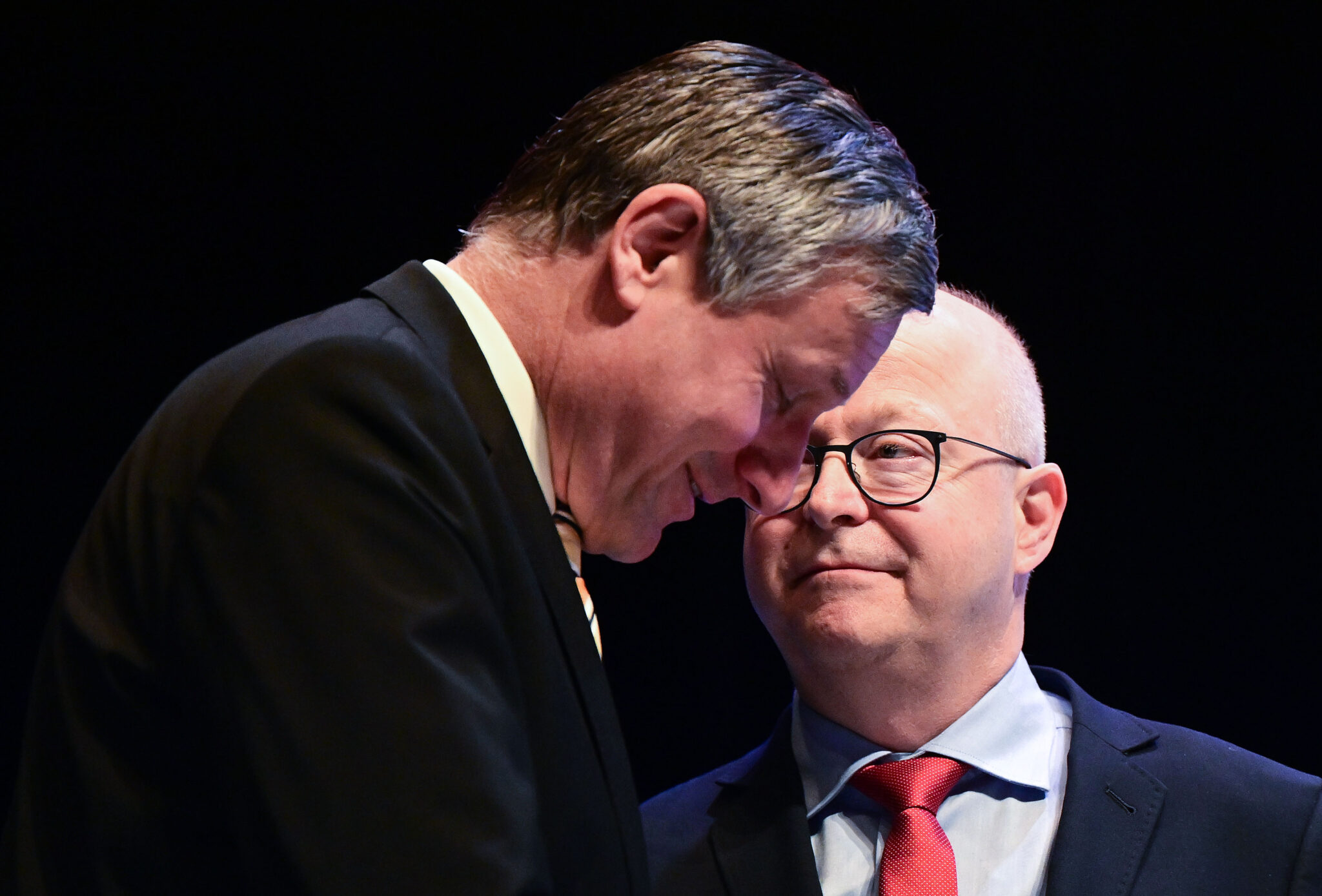 Hans-Ulrich Rülke (l), FDP-Fraktionsvorsitzender im Landtag von Baden-Württemberg, spricht beim Landesparteitag der Südwest-FDP in der Schwabenlandhalle mit dem FDP-Landesvorsitzenden Michael Theurer.