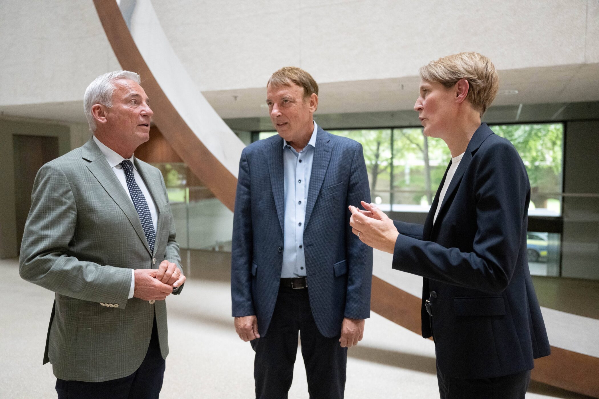 Der Minister Thomas Strobl (links) und die Polizeipräsidentin Stefanie Hinz holen sich Rat von Jörg Krauss, dem ehemaligen Amtschef des Finanzministeriums.