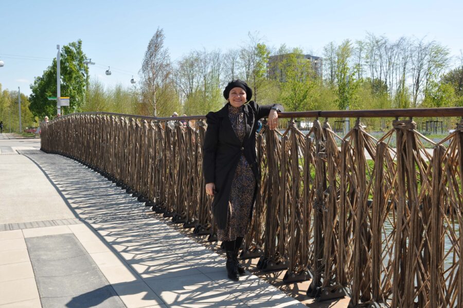 Hanaa Dahy auf Brücke