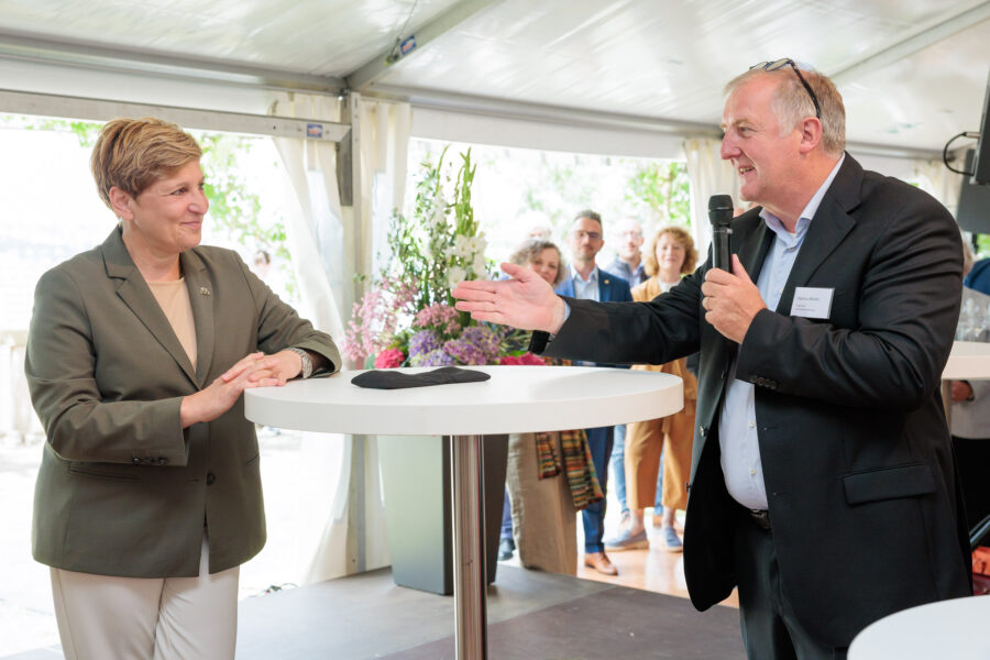 Bauministerin Nicole Razavi (CDU) und Architektenkammerpräsident Markus Müller im Gespräch bei der AK BW