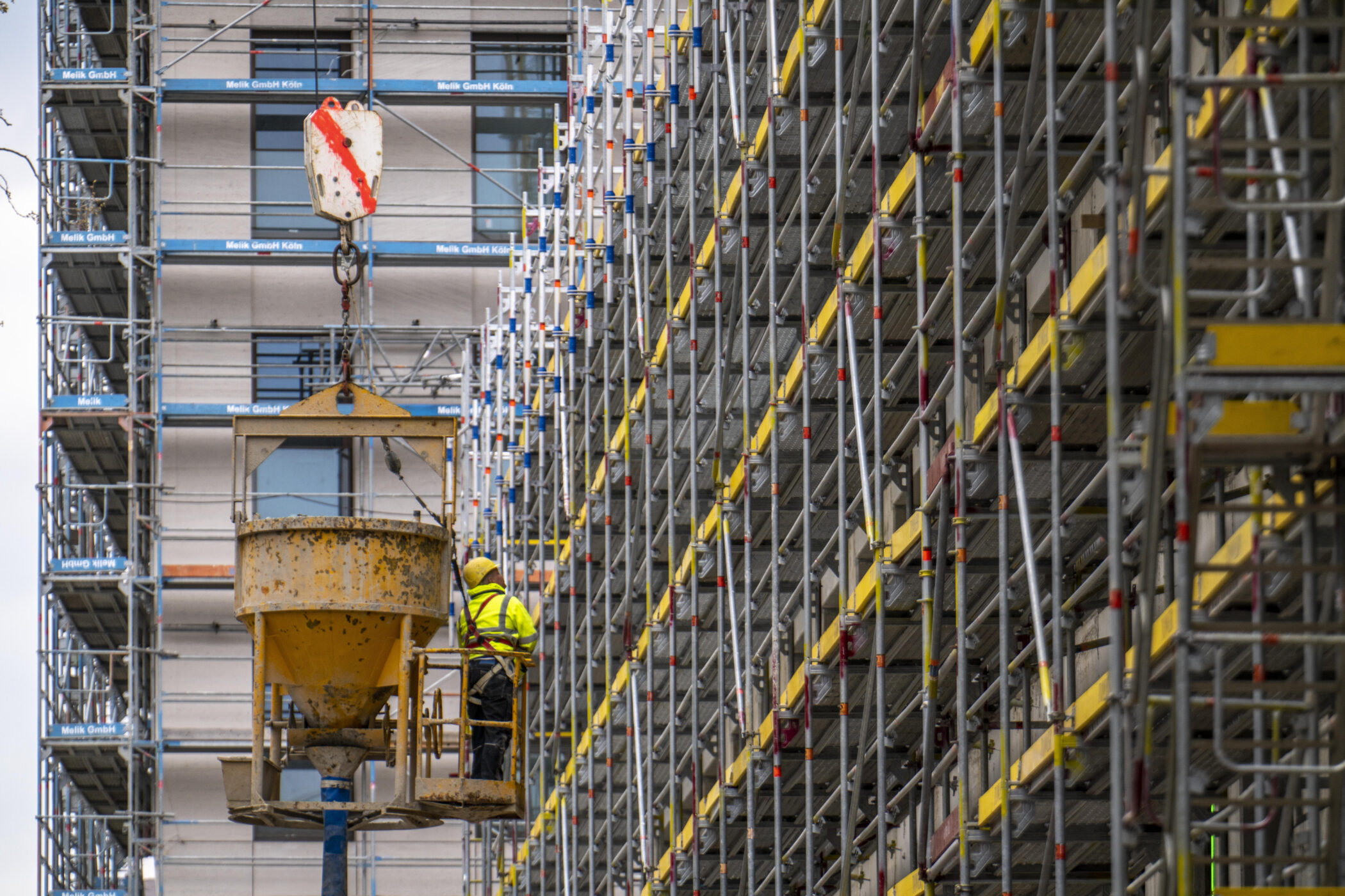 Betonierarbeiten auf einer Baustelle, Neubau eines Bürohochhauses, Fassade des Rohbaus, eingerüstet, Köln, NRW, Deutschland