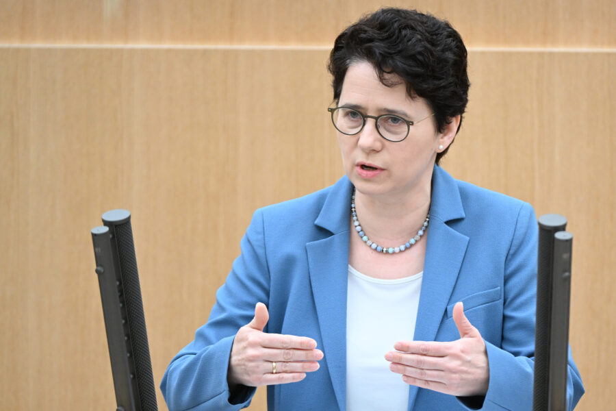 Marion Gentges (CDU), Justizministerin von Baden-Württemberg, spricht bei einer Debatte im Plenum