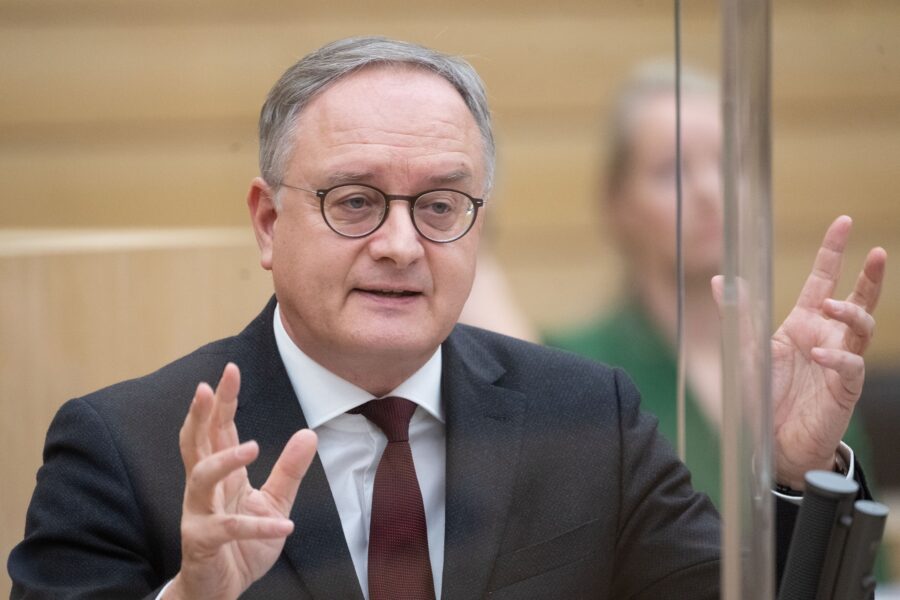 Andreas Stoch, SPD-Fraktionsvorsitzender im Landtag von Baden-Württemberg, nimmt an einer Plenarsitzung im Landtag von Baden-Württemberg teil.