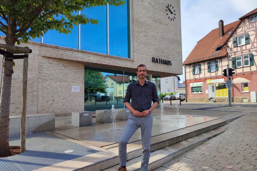 Simon Schmid vor dem Rathaus Baltmannsweiler