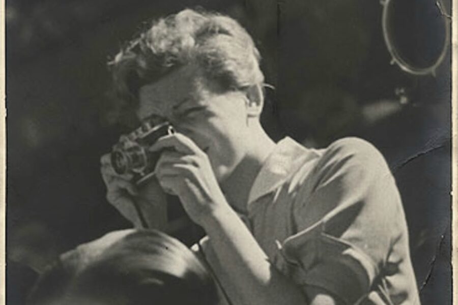 Gerda Taro mit Kamera