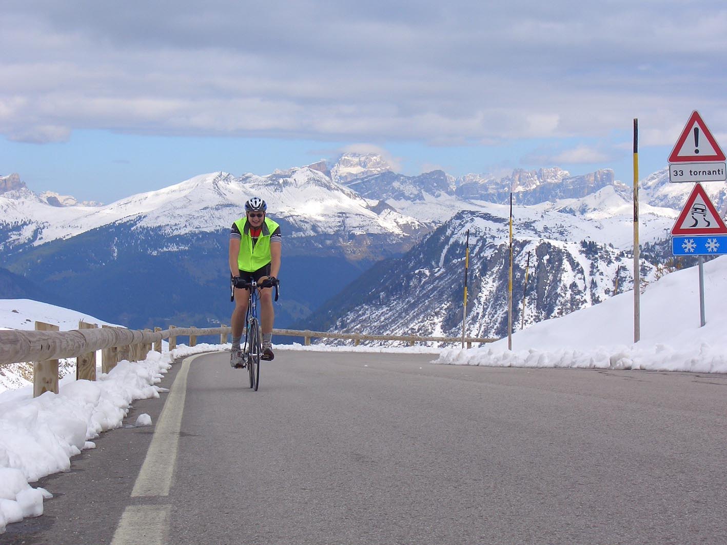 Andreas Schwarz (Grüne) auf einem Sportfahrrad in den Bergen