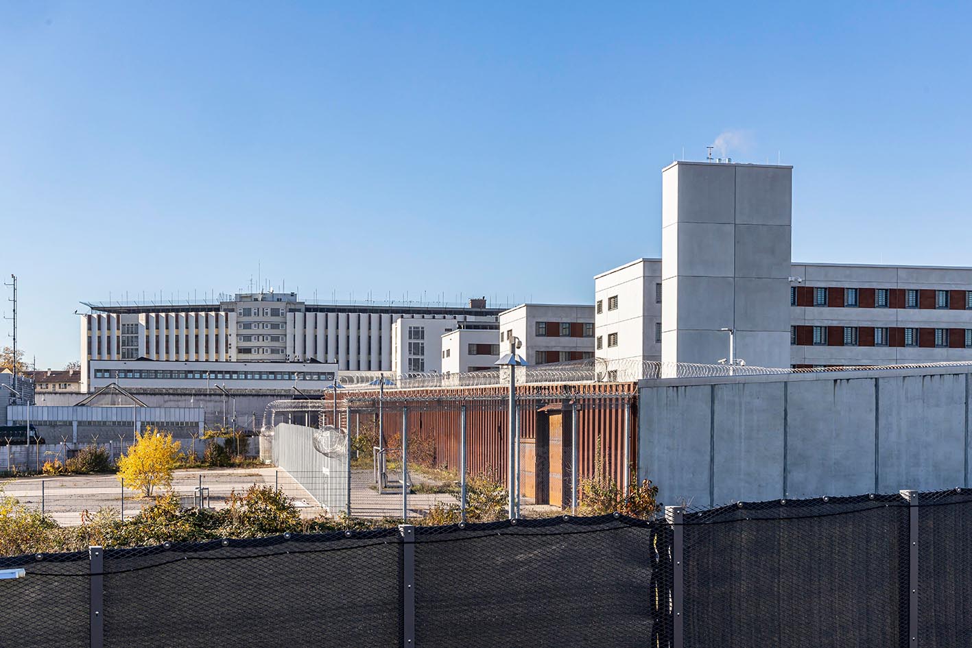 Justizvollzugsanstalt Stammheim, Außenansicht des Gefängnis mit Gefängnismauer, Stuttgart, Baden-Württemberg, Deutschland, Europa